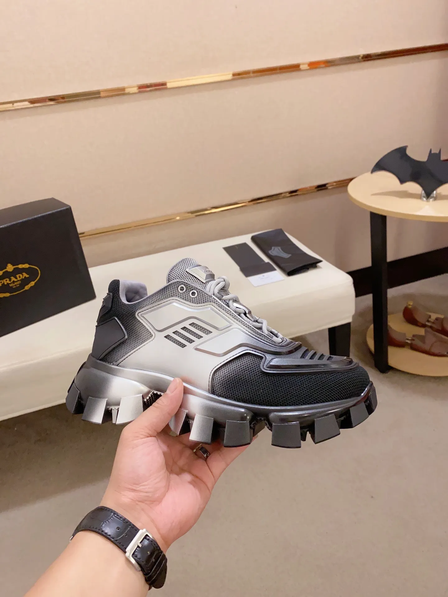 Factory price 600 men's shoes 💰 ✔️✔️✔️High version High quality new PRADA (Prada) counters are on the market simultaneously, new men's shoes, 😘fabrics are selected from first-layer cowhide. Lining: imported elastic mesh➕cowhide lining. 👍🏿High-end☄️Open-molded non-slip rubber outsole, exquisite lines, simple and elegant, comfortable and high-end for leisure travel. Number of yards: 38 to 44.